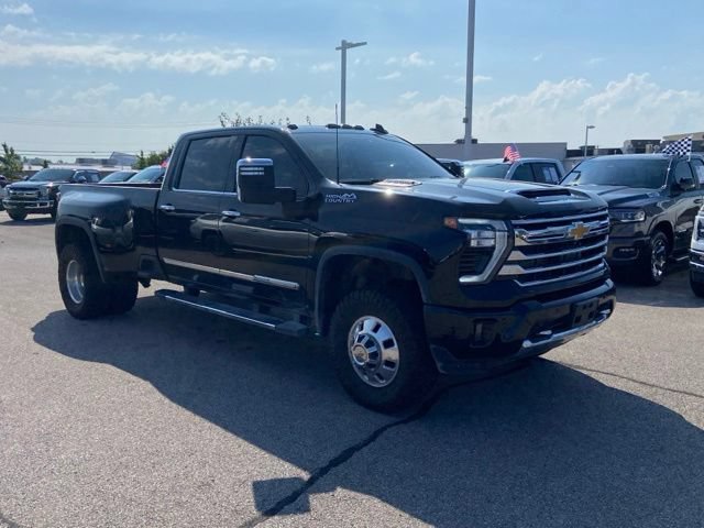 Used 2024 Chevrolet Silverado 3500 High Country w/ Technology Package AWD/4WD image 2