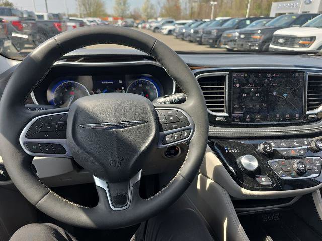 Used 2024 Chrysler Pacifica Limited FWD image 23