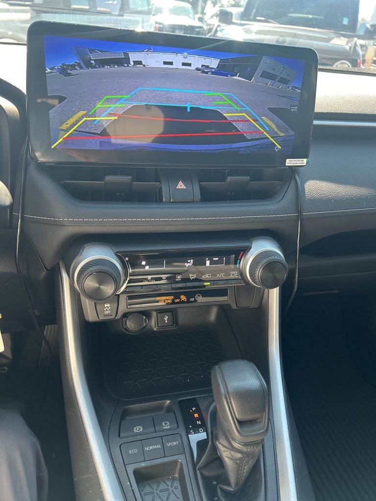 Used 2021 Toyota RAV4 LE image 5