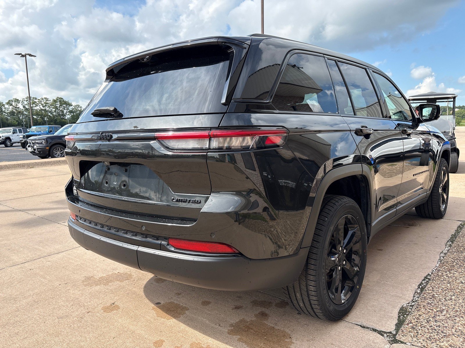 Used 2023 Jeep Grand Cherokee Limited w/ Luxury Tech Group II AWD/4WD image 9