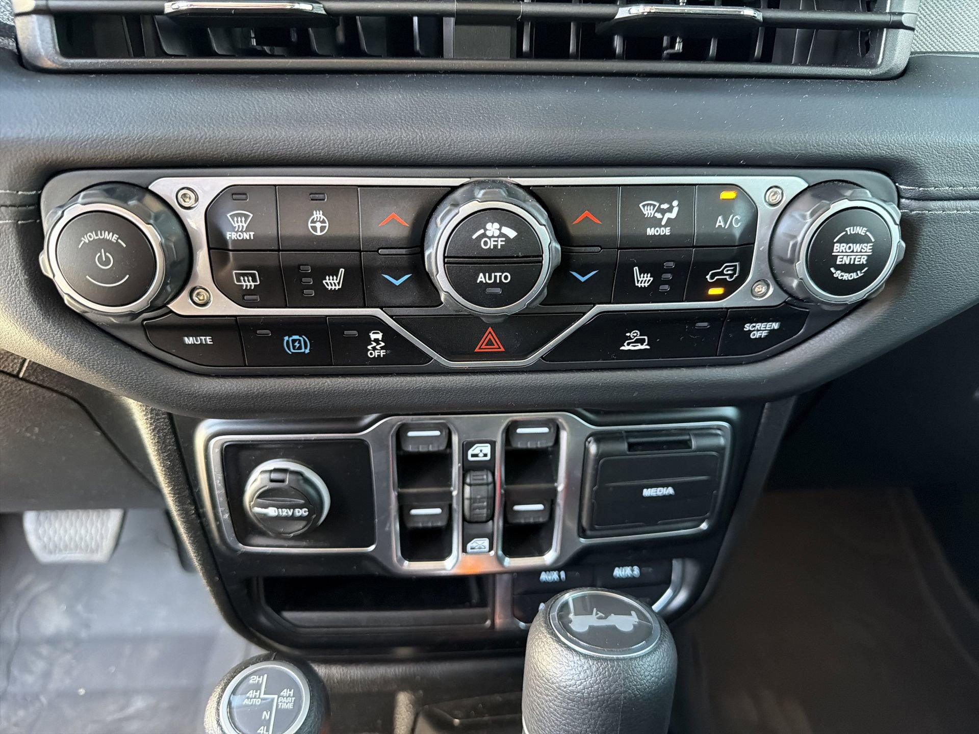 Used 2025 Jeep Wrangler Unlimited Sahara AWD/4WD image 16