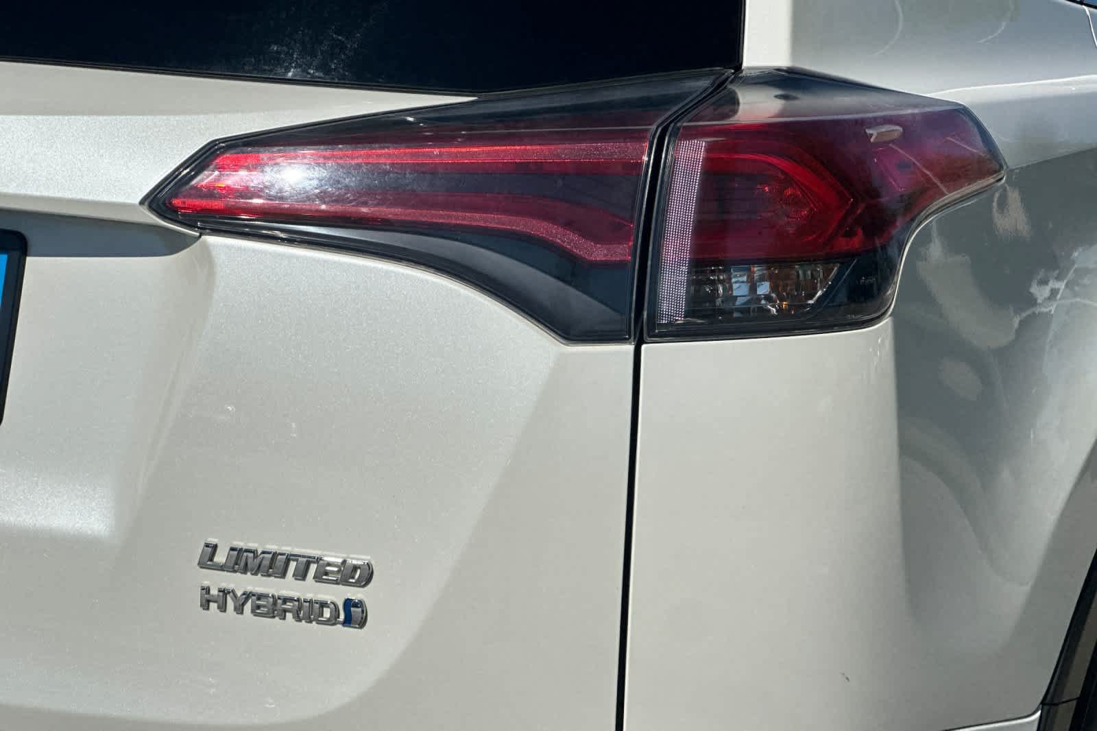 Used 2018 Toyota RAV4 Limited w/ Advanced Technology Package AWD/4WD image 27