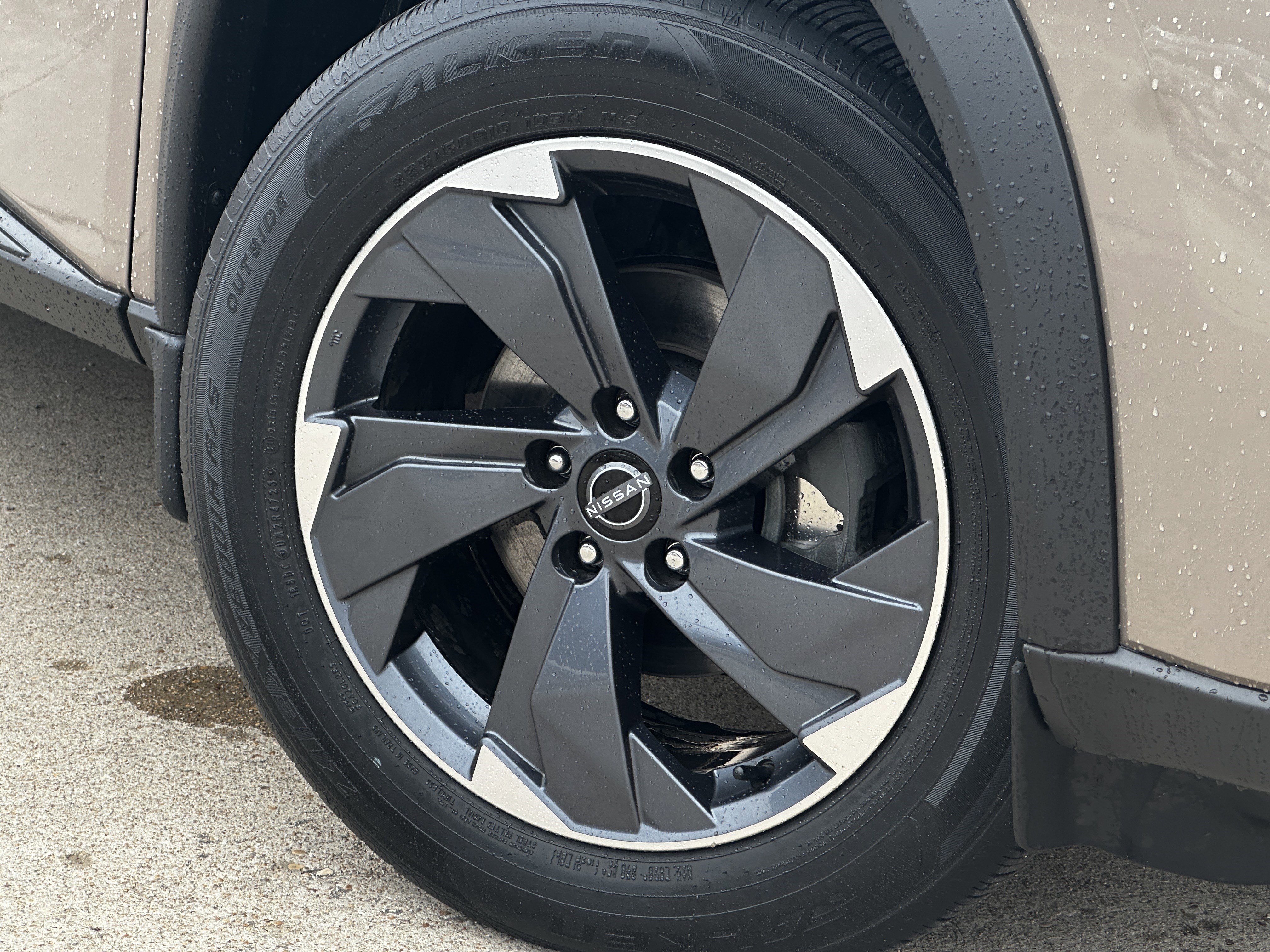 Used 2024 Nissan Rogue SV FWD image 3
