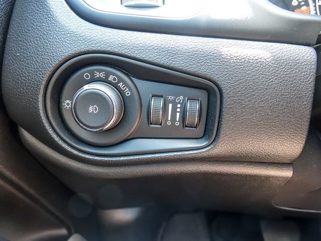 Used 2020 Jeep Renegade Latitude w/ Cold Weather Group AWD/4WD image 24