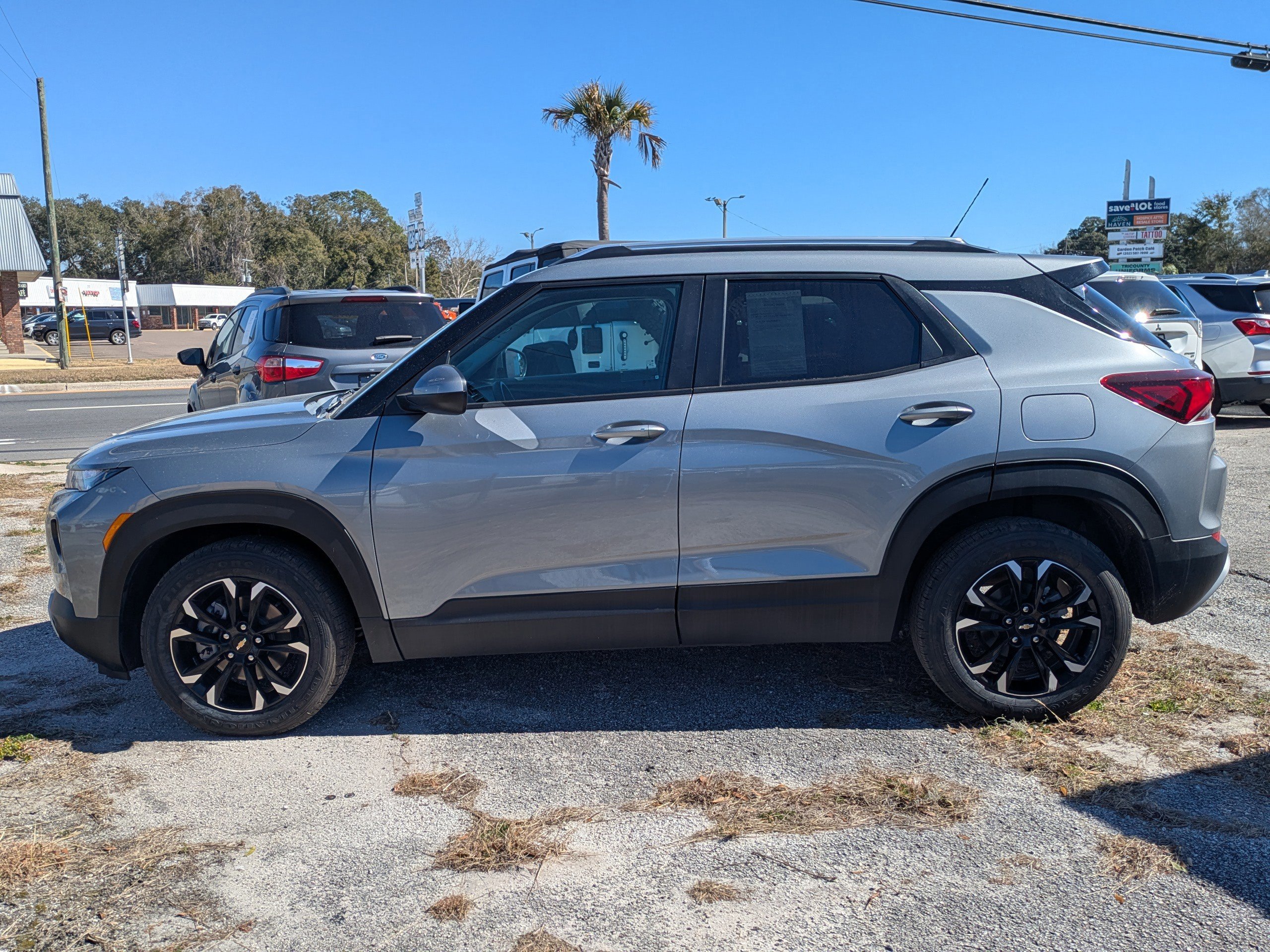 Used 2023 Chevrolet TrailBlazer LT image 2