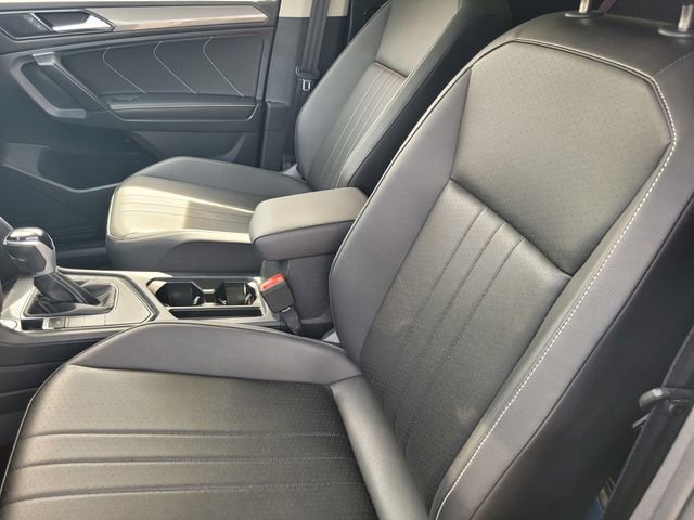 Used 2023 Volkswagen Tiguan SE w/ Panoramic Sunroof Package FWD image 11