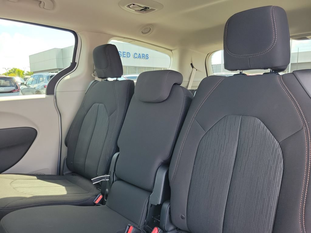 Used 2017 Chrysler Pacifica LX w/ Tire & Wheel Group FWD image 15