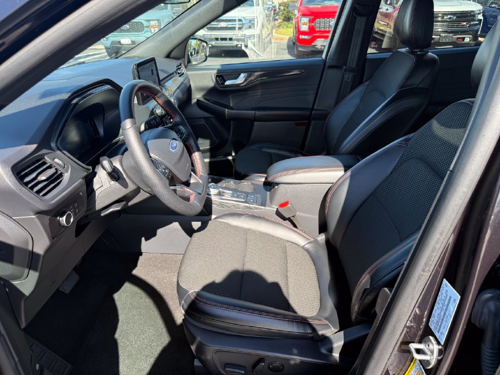 Certified 2025 Ford Escape ST-Line w/ Cold Weather Package FWD image 15