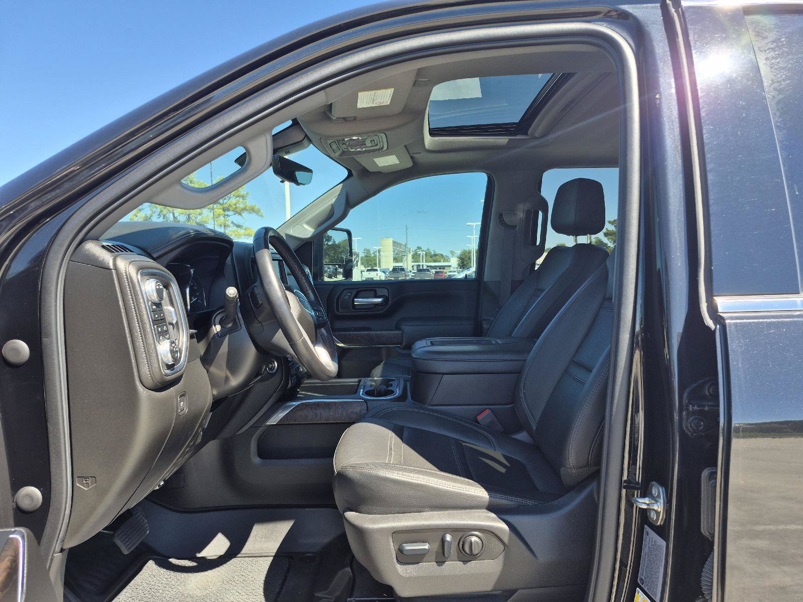 Used 2022 GMC Sierra 2500 Denali w/ Denali Black Diamond Edition AWD/4WD image 2