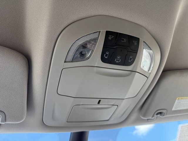 Used 2023 Chrysler Pacifica Touring-L FWD image 8