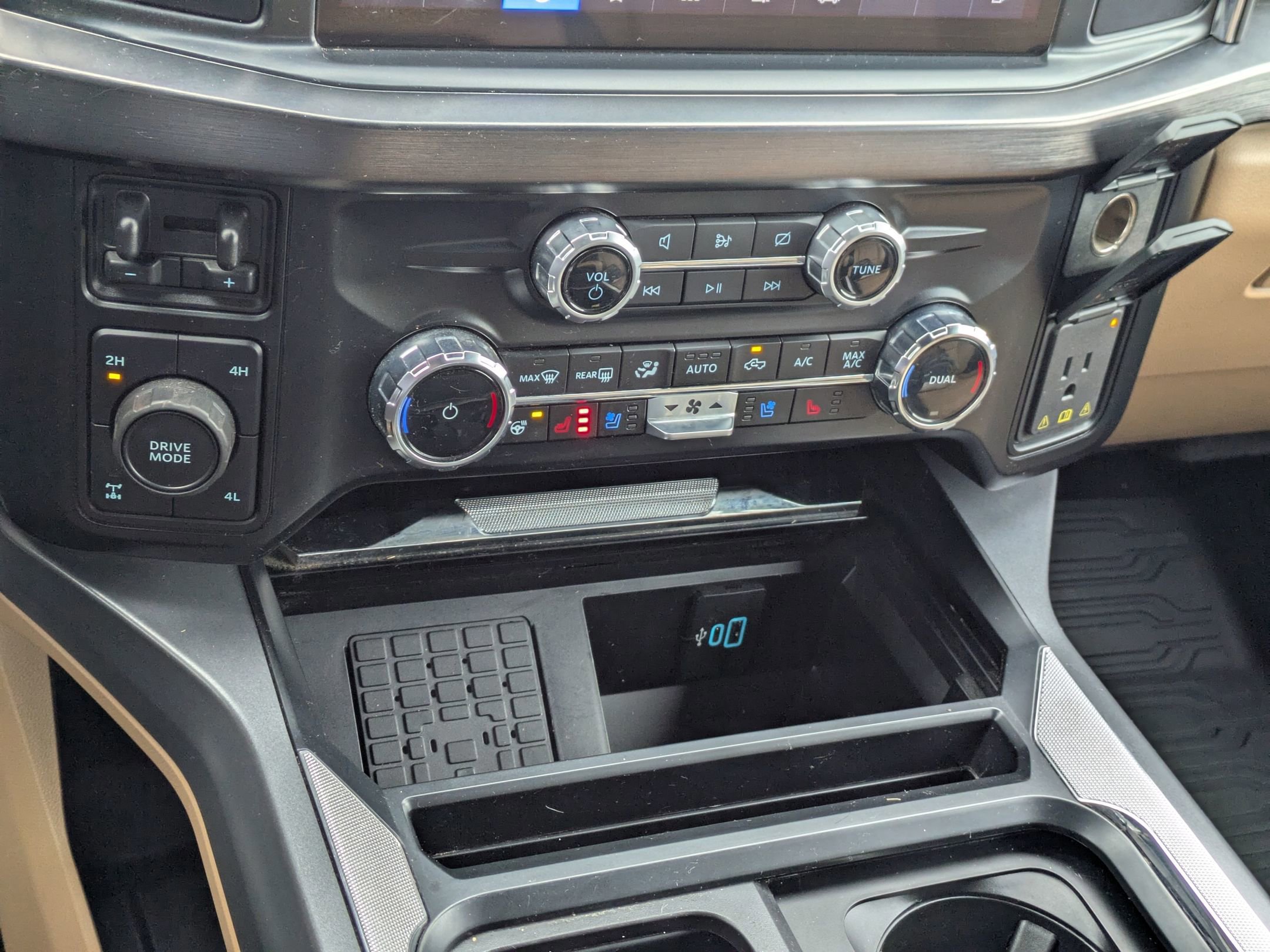 Certified 2024 Ford F350 Lariat w/ Chrome Package image 22