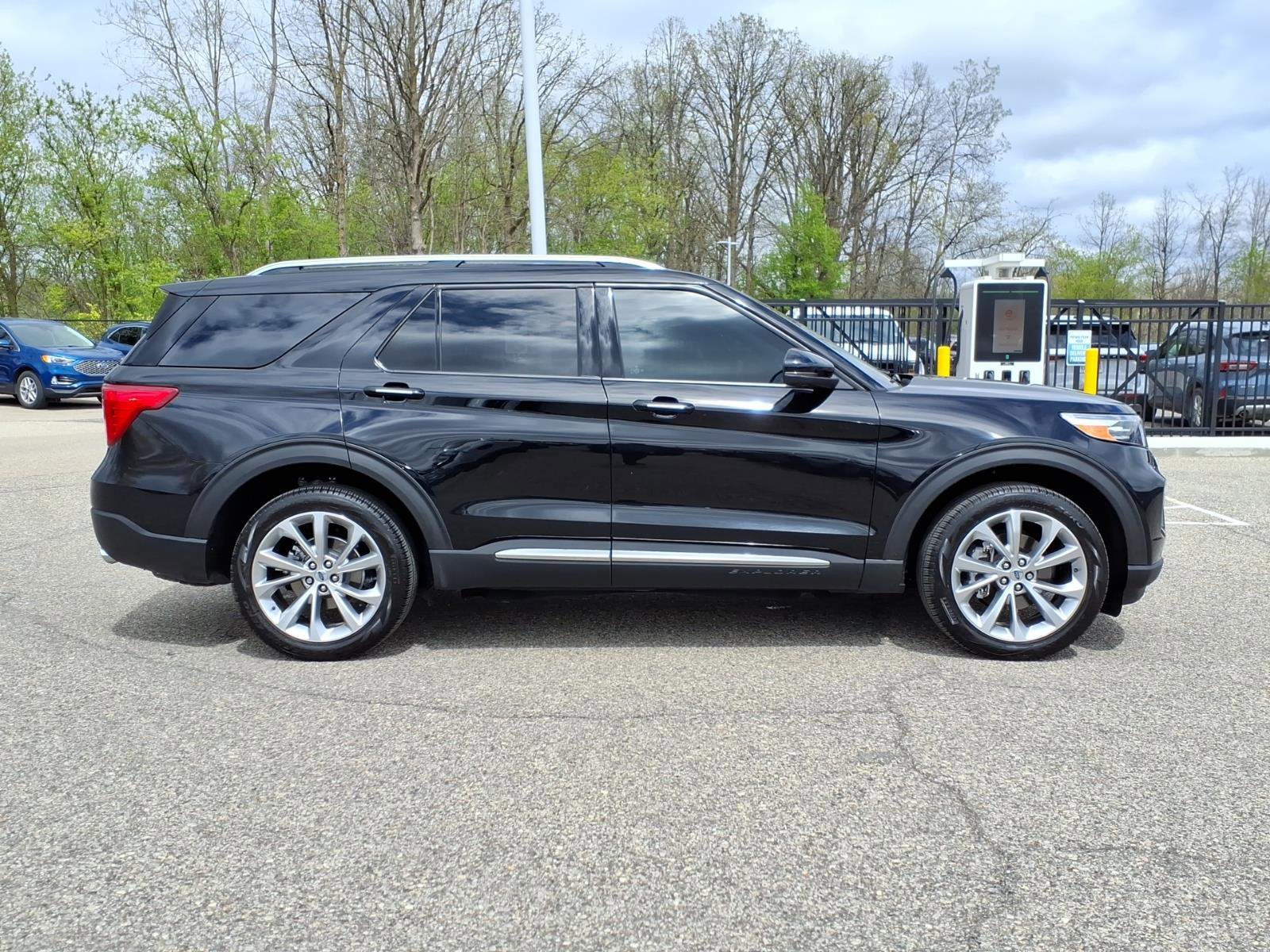 Certified 2023 Ford Explorer Platinum w/ Technology Package AWD/4WD image 9