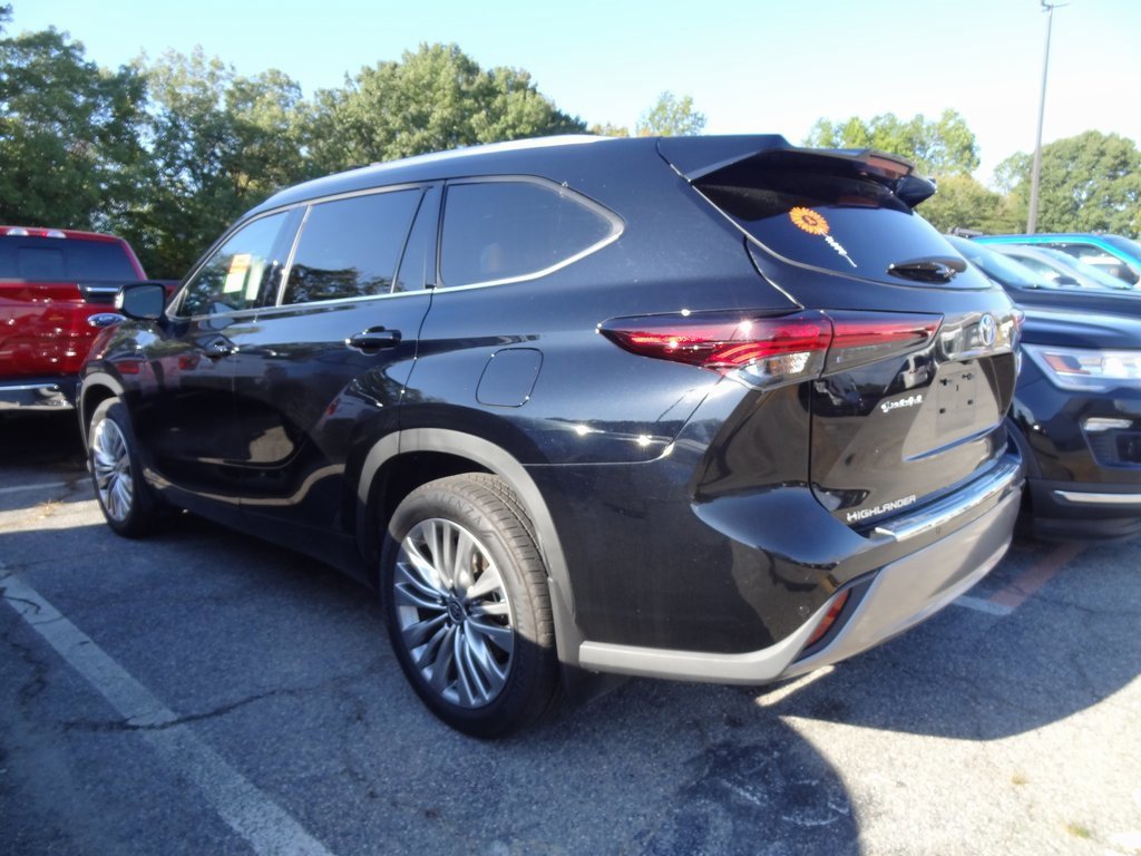 Used 2024 Toyota Highlander Platinum image 2