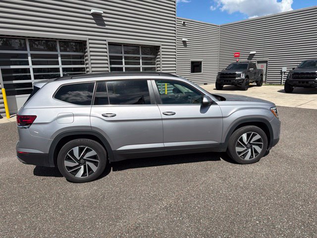 Used 2025 Volkswagen Atlas SE AWD/4WD image 3