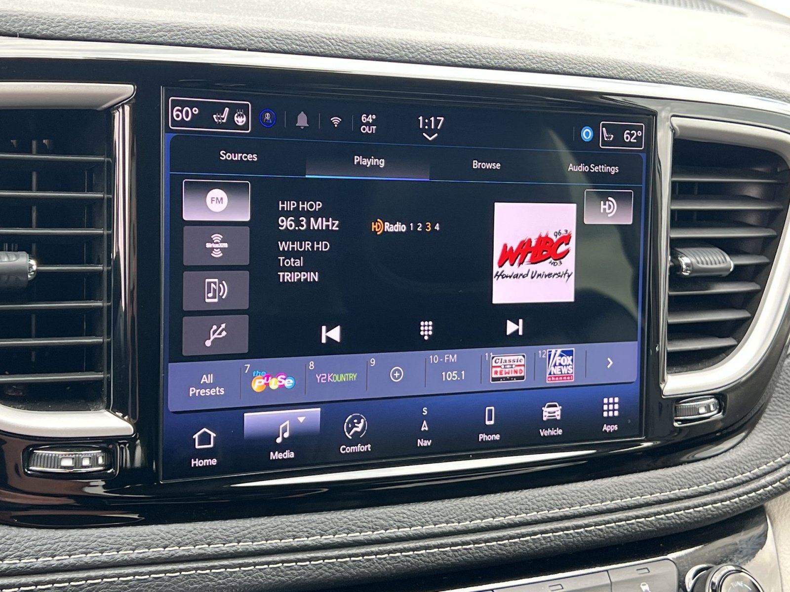 Used 2024 Chrysler Pacifica Limited FWD image 18