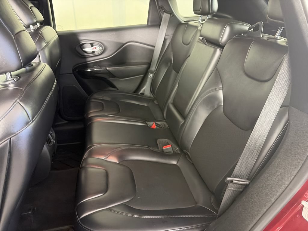 Used 2019 Jeep Cherokee Latitude Plus AWD/4WD image 13
