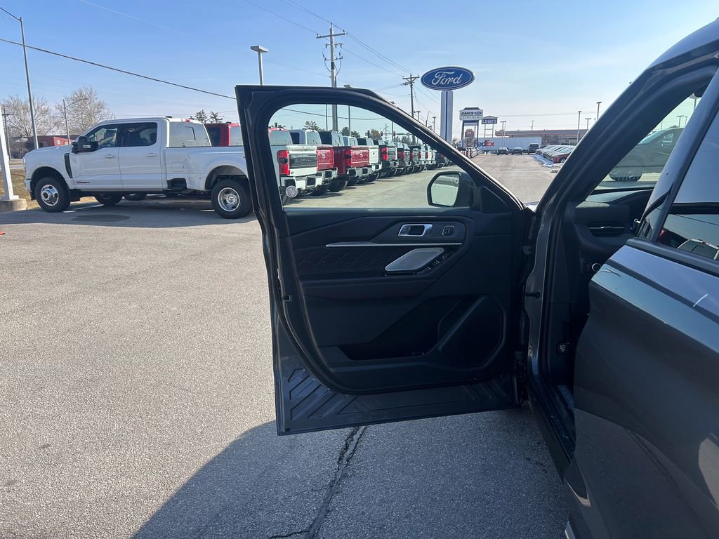 Certified 2025 Ford Explorer Platinum w/ LUX Leather Package image 12