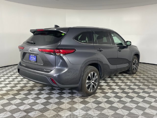 Used 2020 Toyota Highlander XLE AWD/4WD image 16