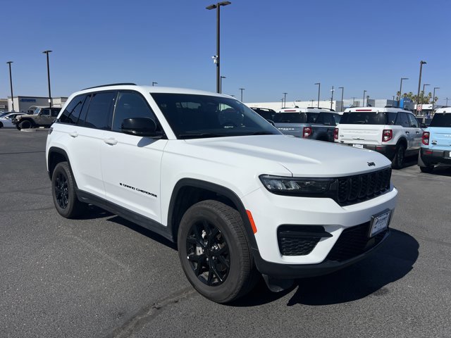 Used 2025 Jeep Grand Cherokee Altitude AWD/4WD image 3
