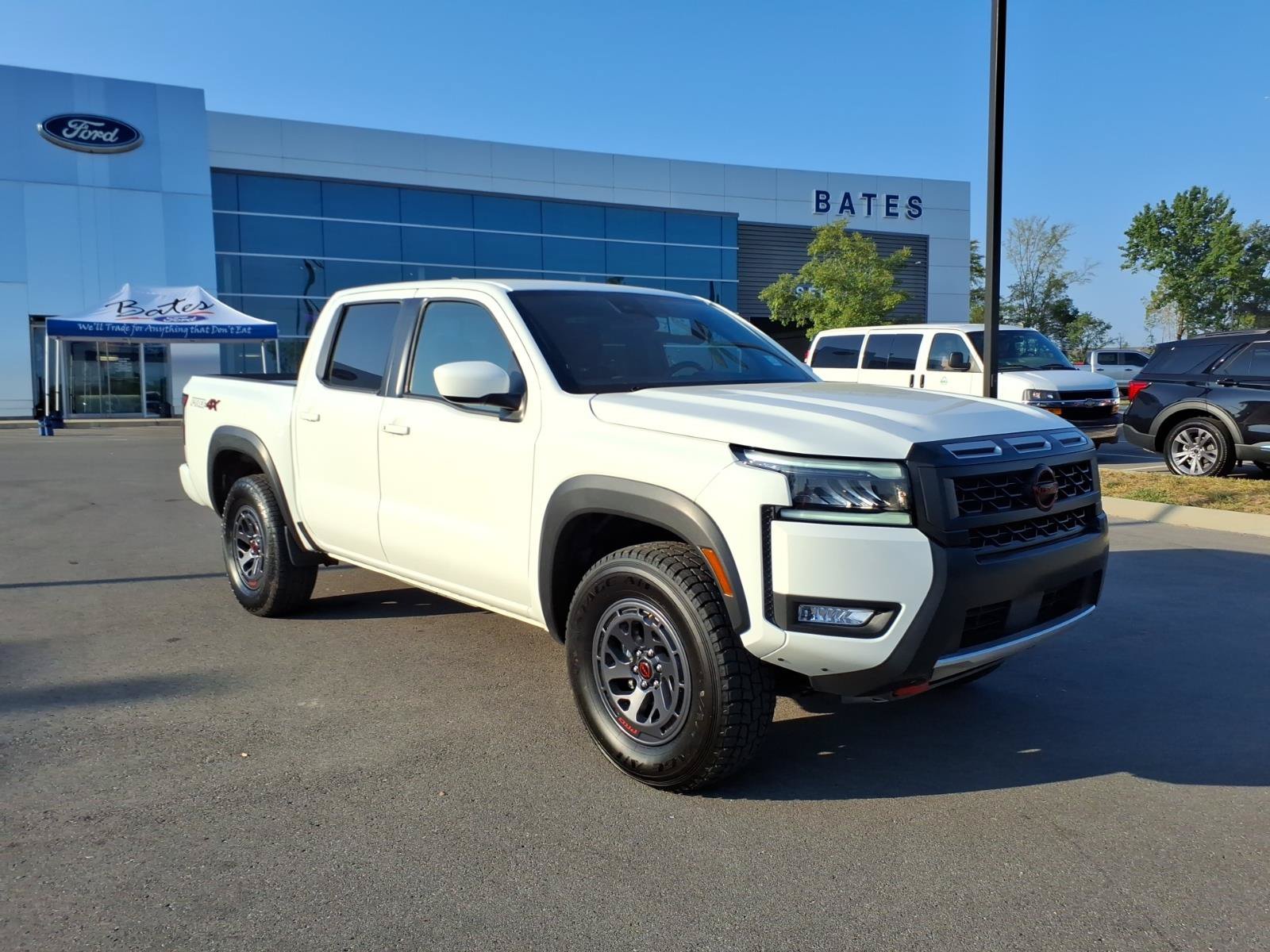 Used 2026 Nissan Frontier PRO-4X AWD/4WD image 1