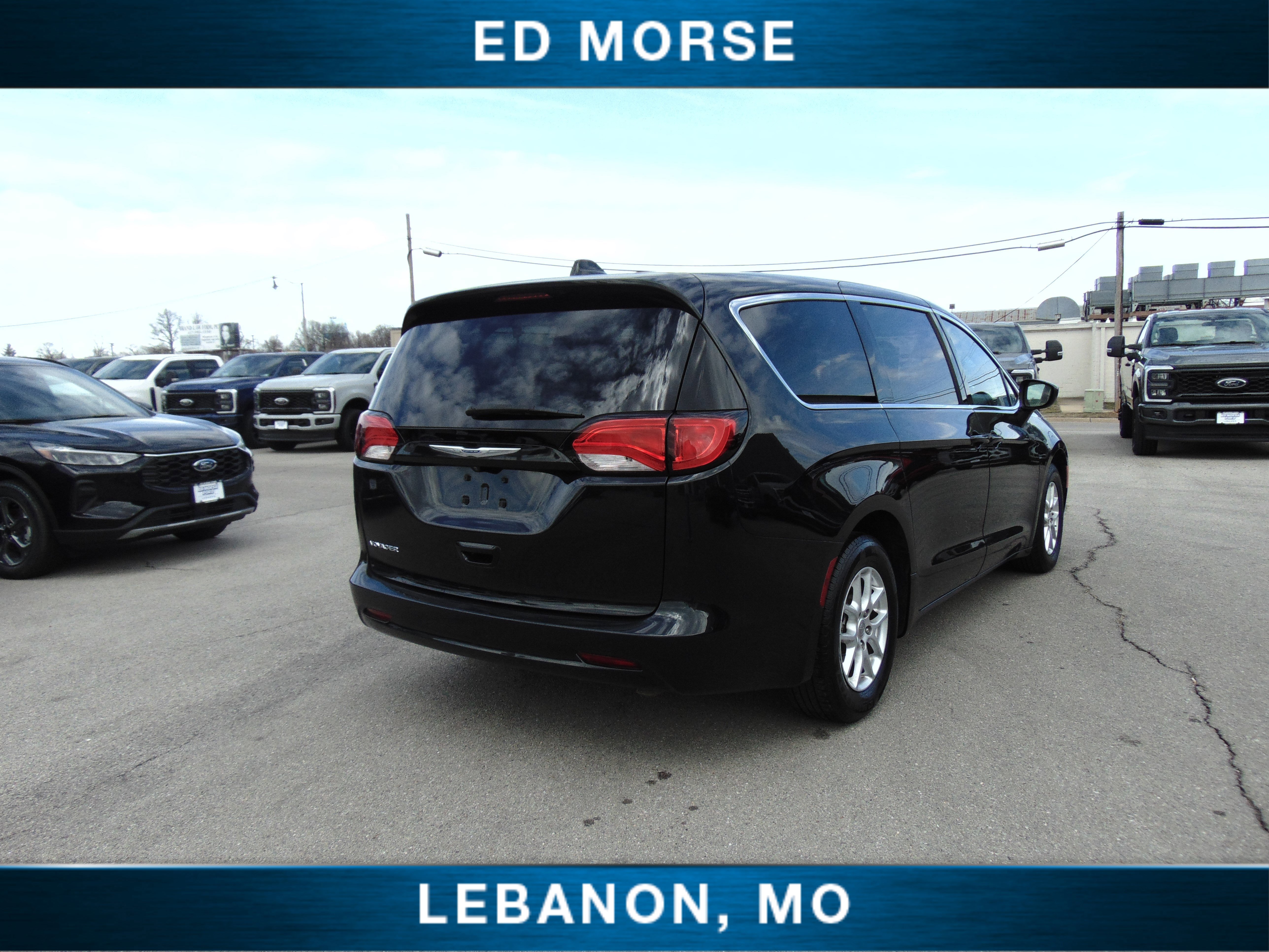 Used 2020 Chrysler Voyager LX image 5