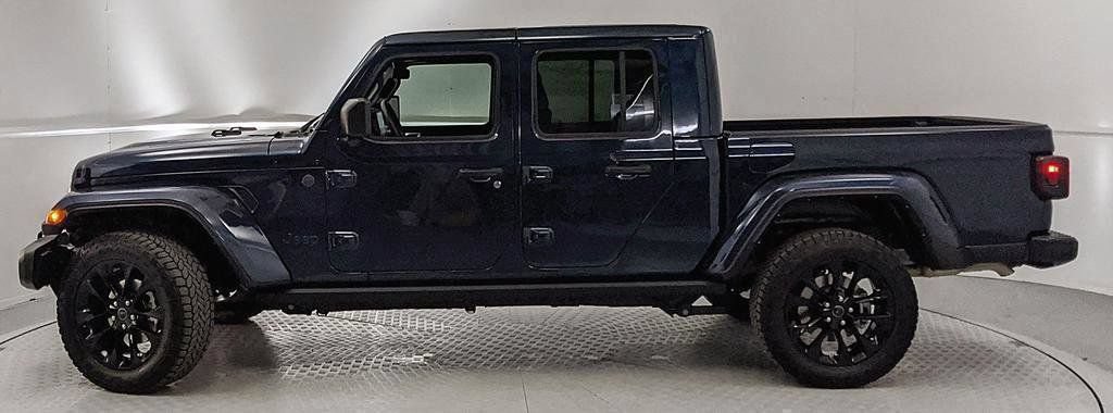 Used 2025 Jeep Gladiator Sport AWD/4WD image 5