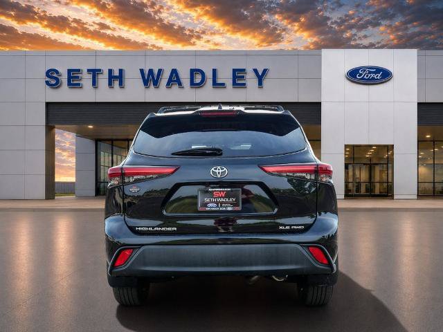 Used 2021 Toyota Highlander XLE AWD/4WD image 6