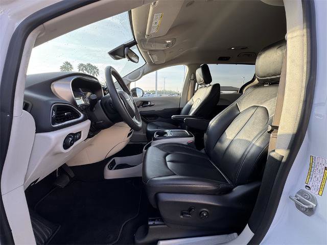 Used 2024 Chrysler Pacifica Touring-L image 14