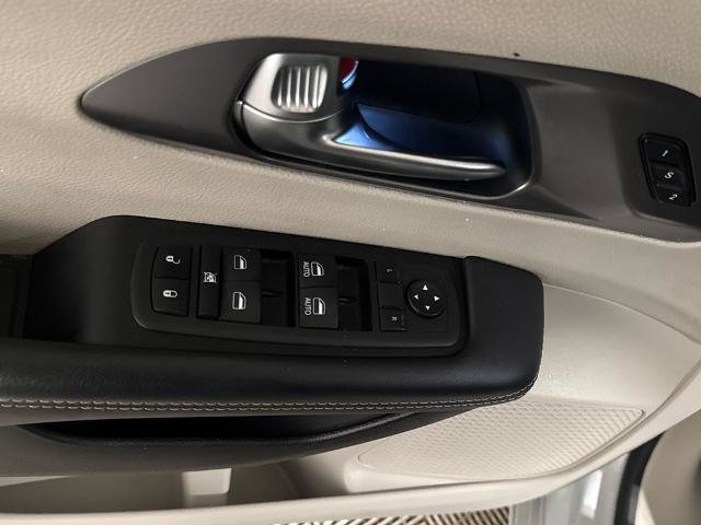 Used 2023 Chrysler Pacifica Touring-L FWD image 16
