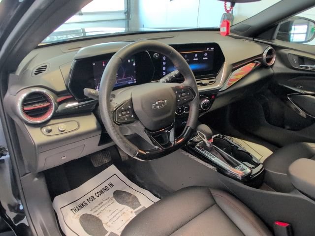 Used 2025 Chevrolet Trax RS w/ Sunroof Package FWD image 11
