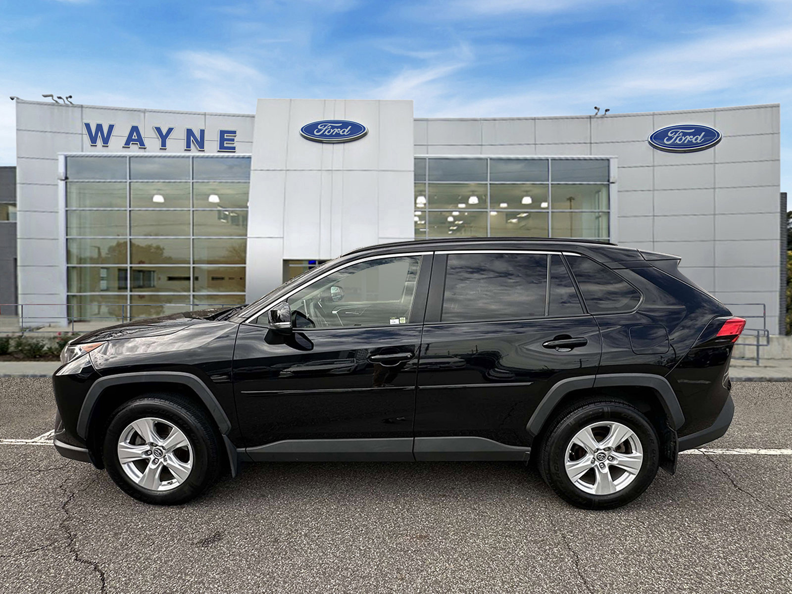 Used 2019 Toyota RAV4 XLE image 2