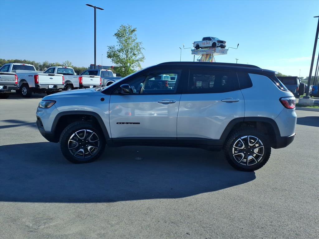 Used 2024 Jeep Compass Trailhawk image 2
