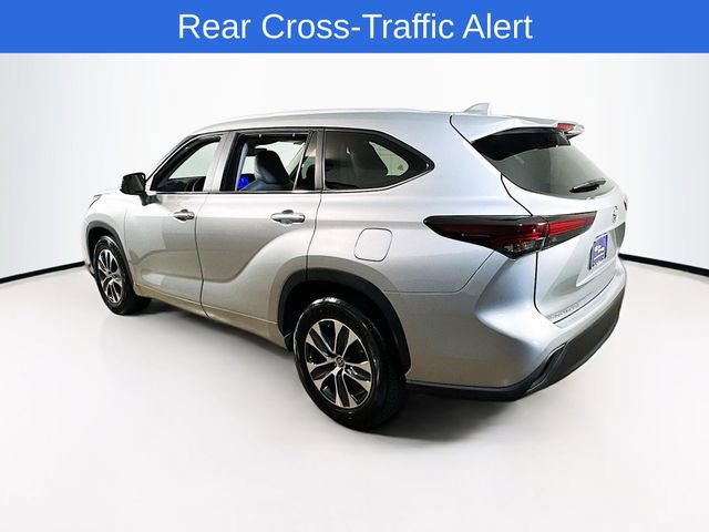 Used 2024 Toyota Highlander XLE FWD image 3