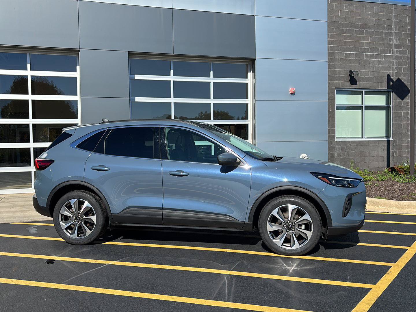 Certified 2024 Ford Escape Platinum w/ Premium Technology Package AWD/4WD image 5