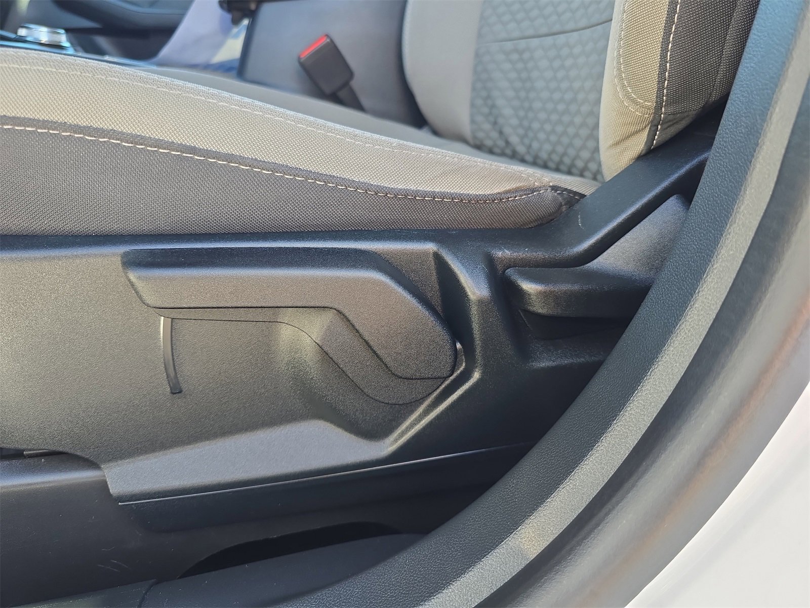 Certified 2021 Ford Escape SE w/ SE Sport Appearance Package image 15