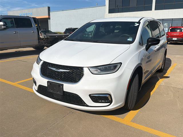 Used 2025 Chrysler Pacifica Select FWD image 2
