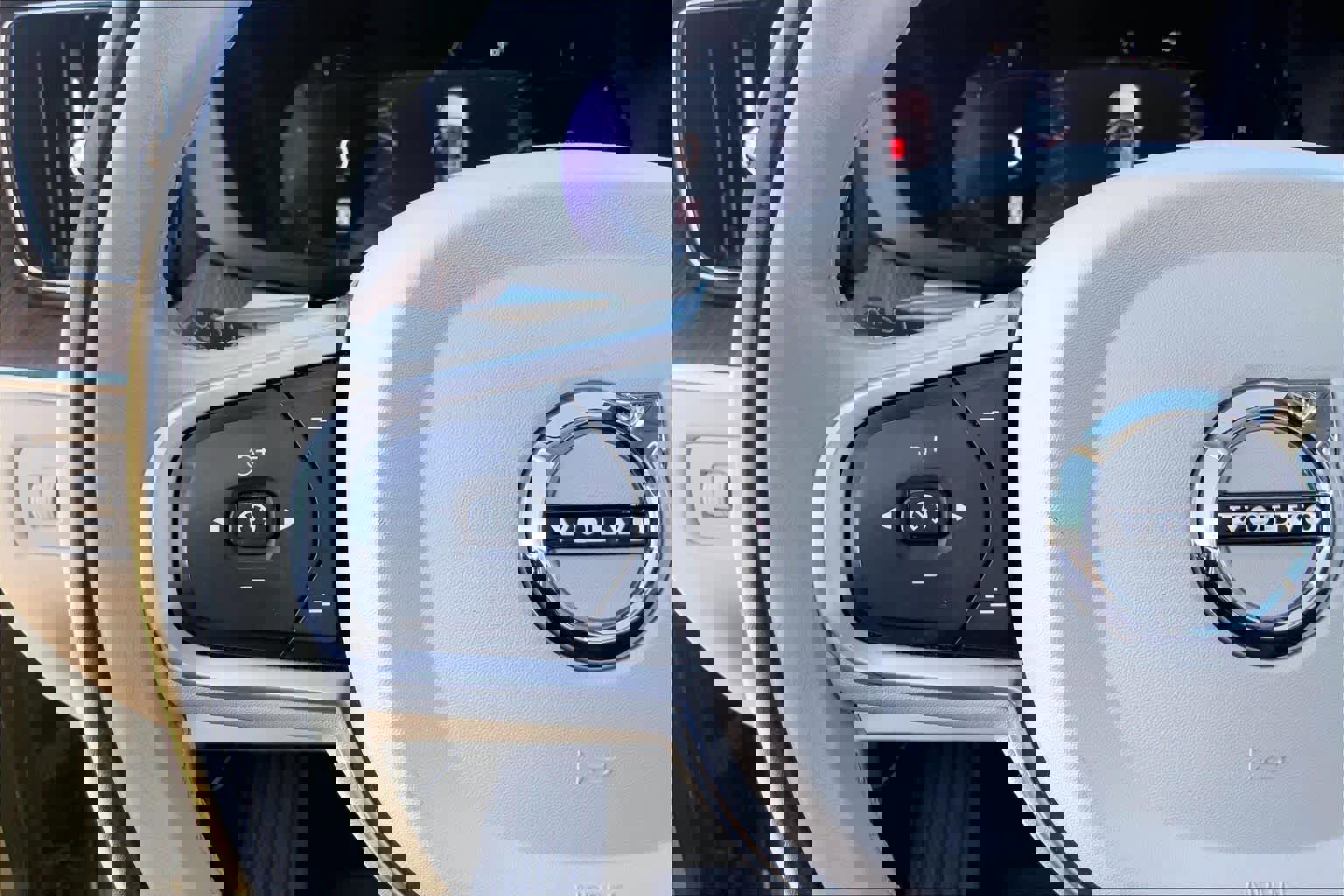 Used 2022 Volvo XC60 B5 Momentum w/ Protection Package Premier image 23