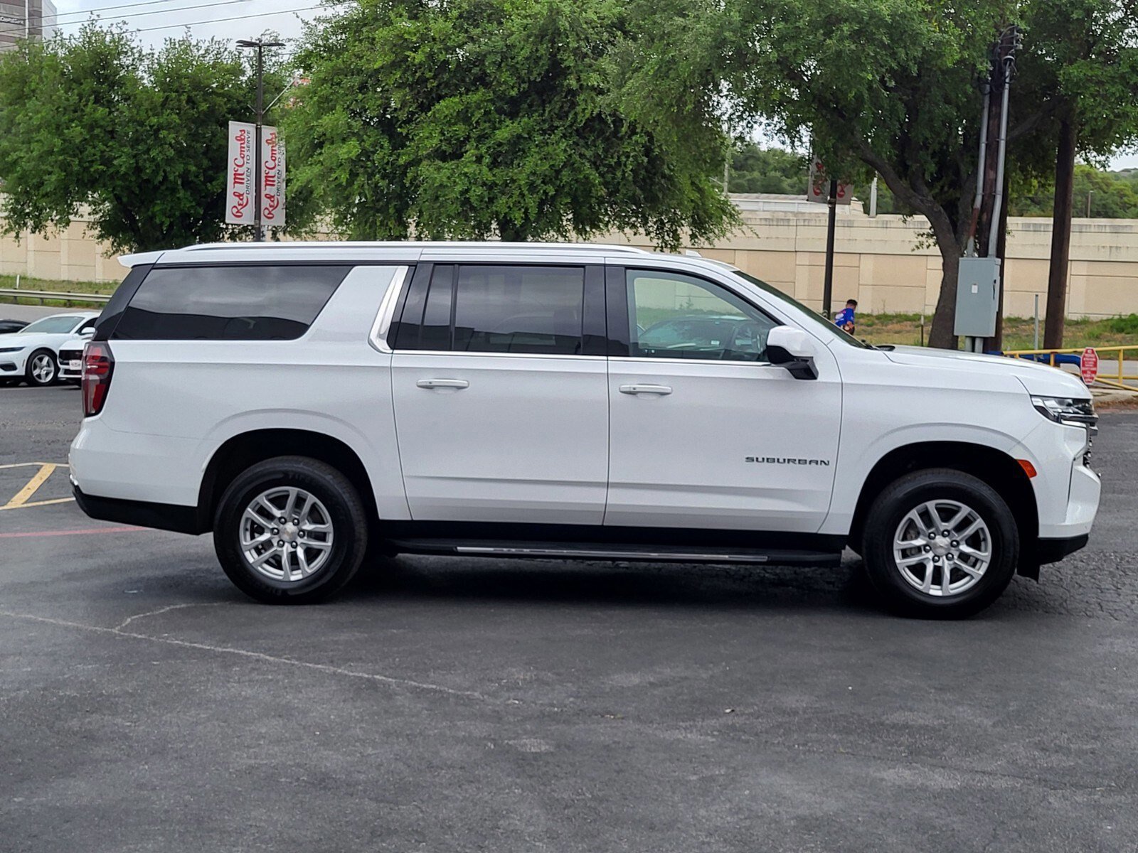 Used 2024 Chevrolet Suburban LT image 2