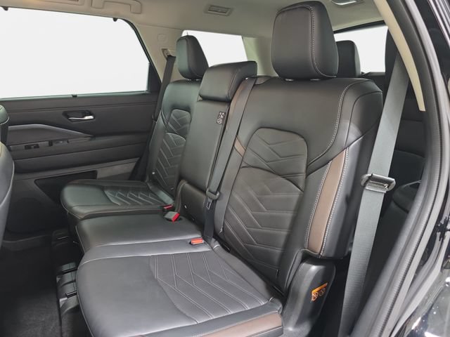 Used 2025 Nissan Pathfinder Platinum w/ Cargo Package AWD/4WD image 13