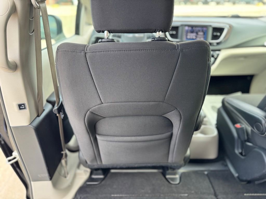 Used 2022 Chrysler Voyager LX image 33