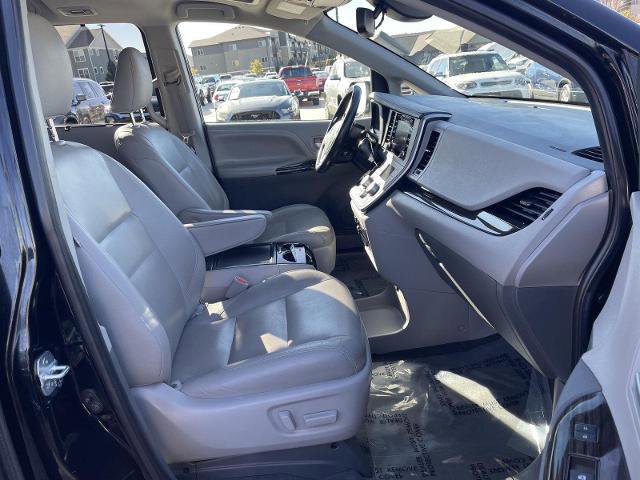 Used 2020 Toyota Sienna XLE image 19