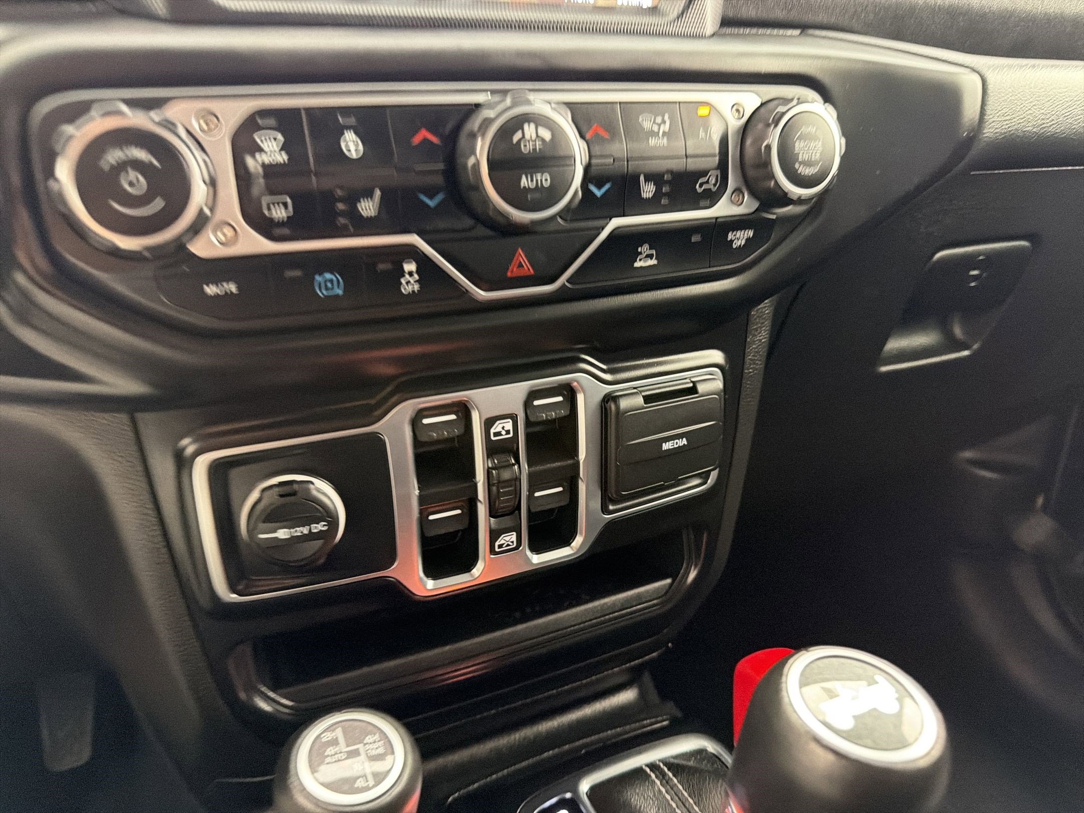 Used 2023 Jeep Wrangler Unlimited Sahara w/ Cold Weather Group AWD/4WD image 17