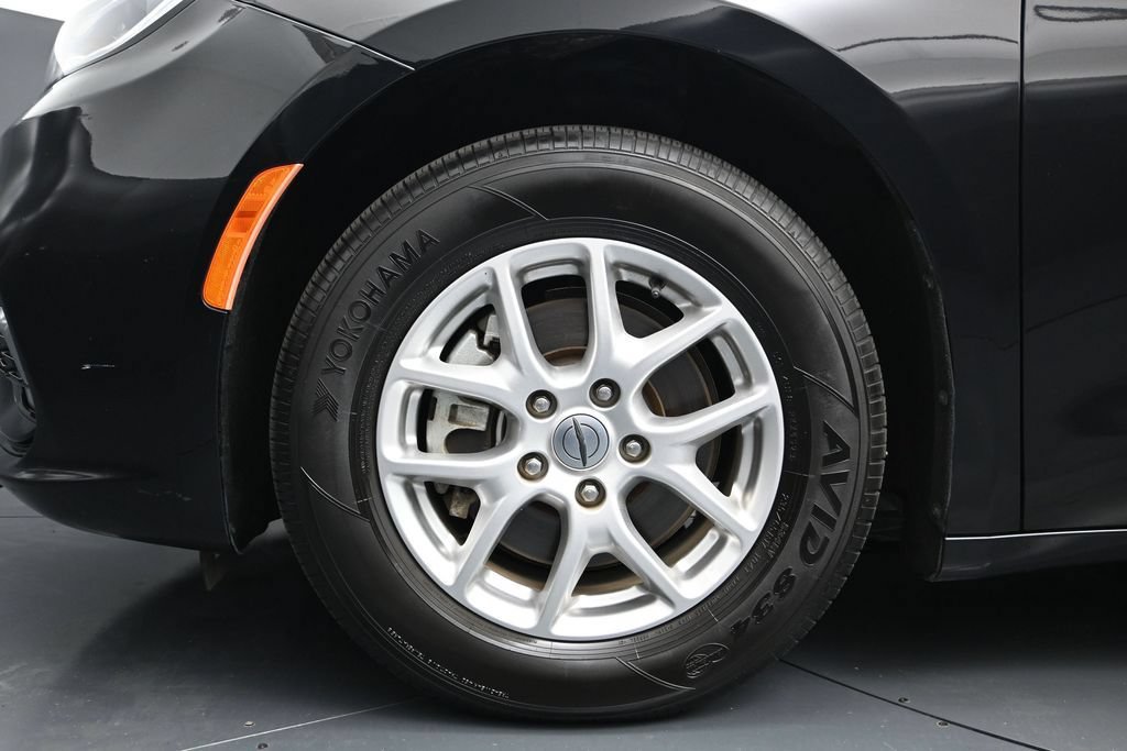 Used 2024 Chrysler Pacifica Touring-L FWD image 15