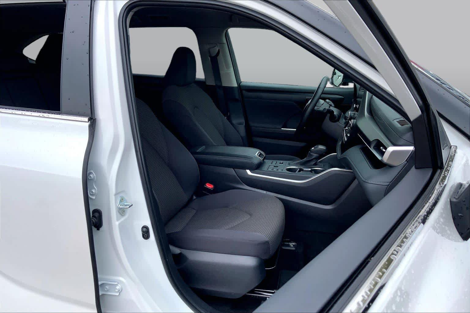 Used 2025 Toyota Highlander LE AWD/4WD image 9