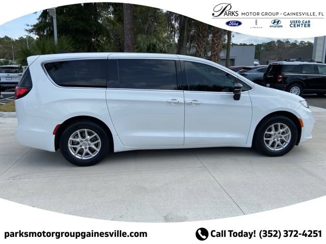Used 2024 Chrysler Pacifica Touring-L image 3
