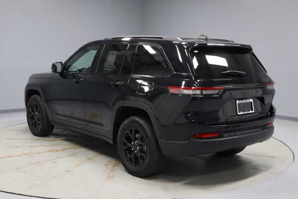 Used 2024 Jeep Grand Cherokee Altitude AWD/4WD image 9