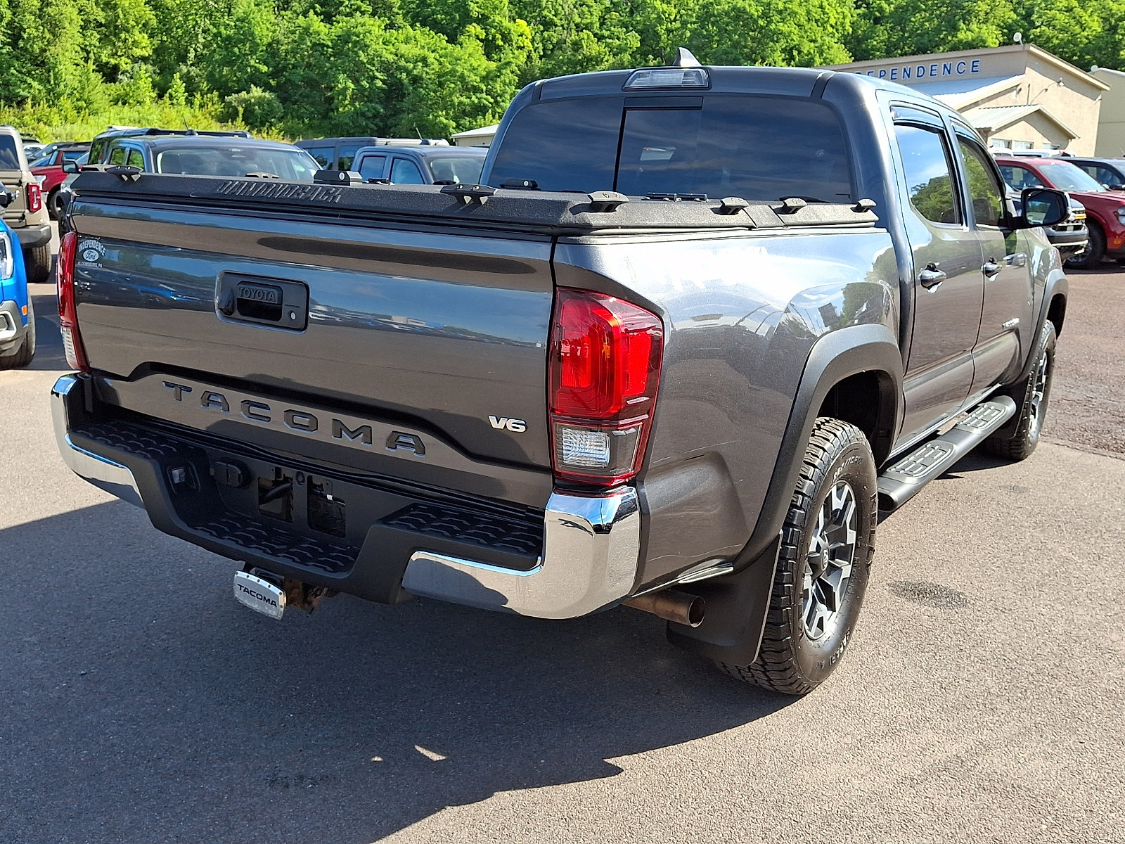 Used 2018 Toyota Tacoma TRD Off-Road AWD/4WD image 10