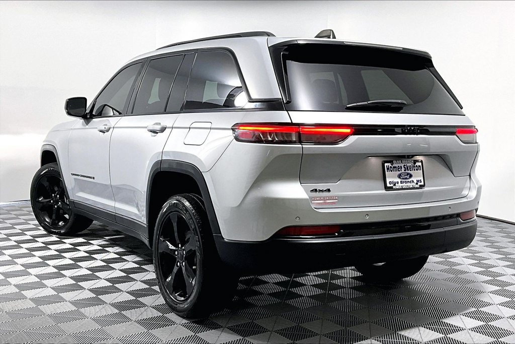 Used 2023 Jeep Grand Cherokee Altitude AWD/4WD image 11