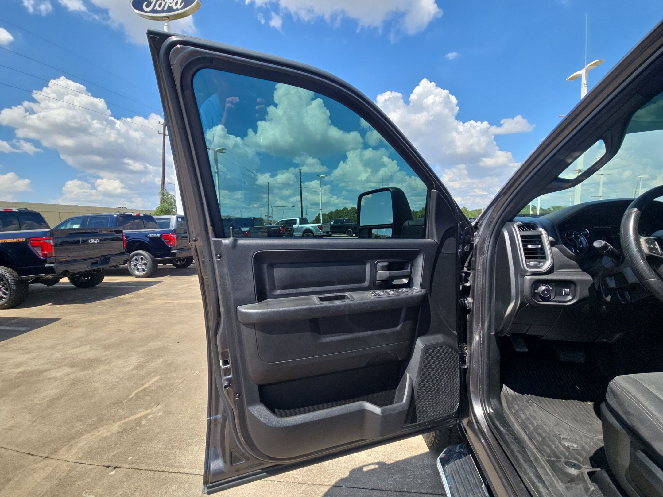 Used 2024 RAM 2500 Tradesman w/ Chrome Appearance Group AWD/4WD image 12