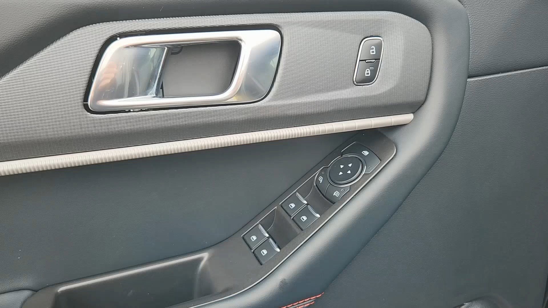 Certified 2025 Ford Explorer ST-Line image 8